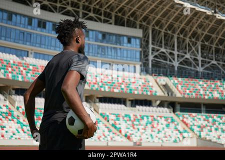 Joueur de football afro-américain en entraînement. Jambes de footballeur en herbe Banque D'Images