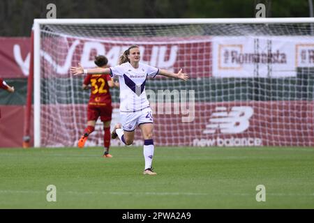 Rome, Italie. 29th avril 2023. Milica Mijatovic de l'AFC Fiorentina Women fête après avoir marqué le 1-1 au cours de la 6th journée de la série A Championship poule Scudetto entre A.S. Les femmes roms contre l'ACF Fiorentina au stadio Tre Fontane sur 29 avril 2023 à Rome, Italie. Crédit : Live Media Publishing Group/Alay Live News Banque D'Images