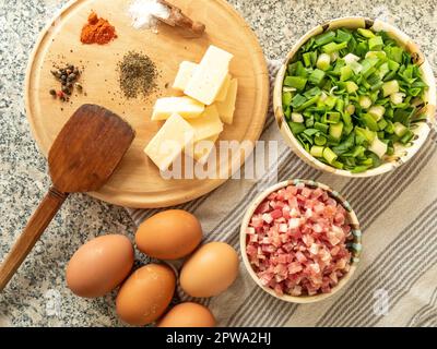 ingrédients pour préparer une omelette avec du bacon et des légumes frais, vue de dessus Banque D'Images