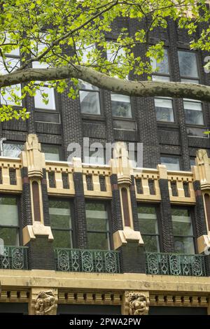 Bryant Park Hotel caractéristiques, détails architecturaux et fait face à Bryant Park, 2023, New York City, États-Unis Banque D'Images