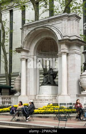 William Cullen Bryant Memorial est une sculpture du Bryant Park, 2023, New York City, États-Unis Banque D'Images