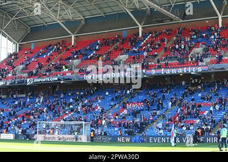 Selhurst Park, Selhurst, Londres, Royaume-Uni. 29th avril 2023. Premier League football, Crystal Palace versus West Ham United ; Un stand Holmesdale Road généralement vide à l'heure de lancement prévue à l'origine en raison de problèmes de tourniquets. Le coup d'envoi a été retardé de 15 minutes. Crédit : action plus Sports/Alamy Live News Banque D'Images