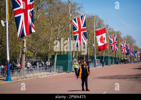 Londres, Royaume-Uni. 29 avril 2023. Drapeaux et drapeaux syndicaux du Commonwealth dans le centre commercial alors que les préparatifs se poursuivent avant le couronnement du roi Charles III le 6 mai. Credit: Stephen Chung / Alamy Live News Banque D'Images