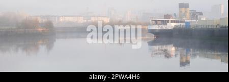 Bateau à vapeur amarré sur la rivière Clyde et activité de construction en arrière-plan Banque D'Images