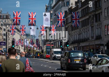 Londres, Royaume-Uni. 29 avril 2023. Drapeaux syndicaux dans le Strand alors que les préparatifs se poursuivent avant le couronnement du roi Charles III le 6 mai. Credit: Stephen Chung / Alamy Live News Banque D'Images