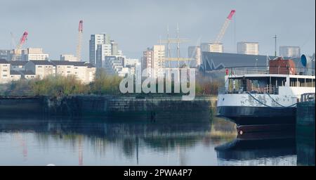 Bateau à vapeur amarré sur la rivière Clyde et activité de construction en arrière-plan Banque D'Images