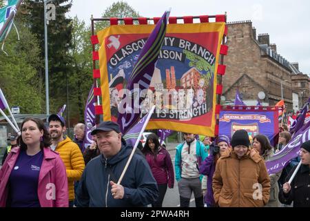 Glasgow, Écosse, Royaume-Uni. 29th avril 2023. Les militants défilent dans la ville de George Square à Queens Park pour marquer le jour de mai de STUC. Credit: SKULLY/Alay Live News Banque D'Images