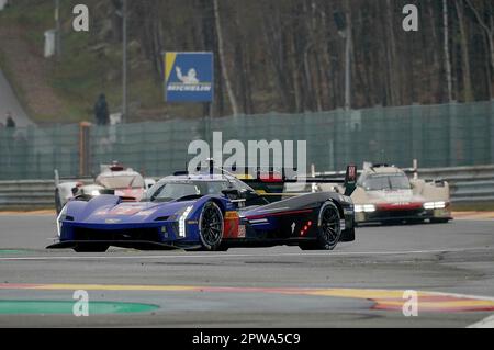 29 avril 2023, circuit de Spa-Francorchamps, Spa-Francorchamps, WEC - TotalEnergies 6 heures de Spa-Francorchamps, sur la photo COURSE CADILLAC, Cadillac V-Series.R, Earl Bamber (NZL), Alex Lynn (GBR), Richard Westbrook (GBR), ÉQUIPE HERTZ JOTA, Porsche 963, Antonio Felix da Costa (PRT), William Stevens (GBR), Yifel YE CHN) Banque D'Images