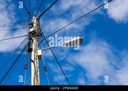 Un poteau télégraphique transportant de l'électricité et des lignes téléphoniques au Royaume-Uni Banque D'Images