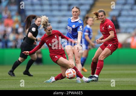 Missy Bo Kearns de Liverpool fouille Ruby Mace de Leicester City lors du match de la Barclays FA Womens Super League entre Leicester City Women et Liverpool Women au King Power Stadium de Leicester le samedi 29th avril 2023. (Crédit : James Holyoak / Alamy Live News) Banque D'Images