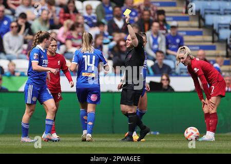 Emily Heaslip arbitre de match montre une carte jaune à Carrie Jones de Leicester City pendant le Barclays FA Womens Super League match entre Leicester City Women et Liverpool Women au King Power Stadium de Leicester le samedi 29th avril 2023. (Crédit : James Holyoak / Alamy Live News) Banque D'Images