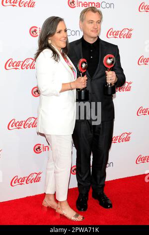 Emma Thomas und Christopher Nolan BEI der Verleihung der Big Screen Achievement Awards im Rahmen der CinemaCon 2023 im Omnia Nightclub vom Caesars Palace. Las Vegas, 27.04.2023 Banque D'Images