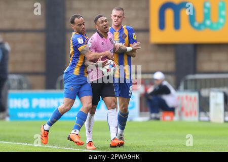 Shrewsbury, Royaume-Uni. 29th avril 2023. Les tempers se détournent lors du match Sky Bet League 1 Shrewsbury Town vs Sheffield mercredi à Greenhous Meadow, Shrewsbury, Royaume-Uni, 29th avril 2023 (photo de Gareth Evans/News Images) à Shrewsbury, Royaume-Uni, le 4/29/2023. (Photo de Gareth Evans/News Images/Sipa USA) Credit: SIPA USA/Alay Live News Banque D'Images