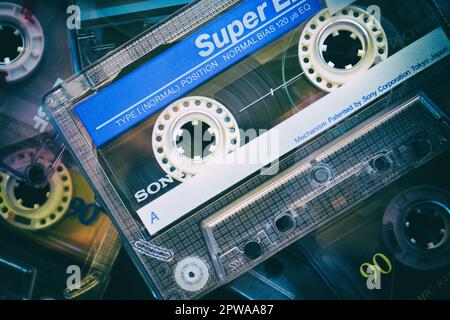 Gros plan sur une cassette audio Sony vintage. Concept de musique rétro. Mise au point sélective, filtre de couleur vintage sur l'image Banque D'Images