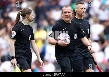 L'arbitre Lee Swabey (au centre), avec les arbitres adjoints Sian Massey-Ellis (à gauche) et Robert Atkin lors du match de la Ligue des bémis du ciel un au Pride Park, Derby. Date de la photo: Samedi 29 avril 2023. Banque D'Images