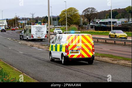 Un véhicule de service d'ambulance écossais NHS 100 % d'assistance à émission zéro électrique voyageant le long de la route à deux voies de Kingsway West à Dundee, en Écosse Banque D'Images