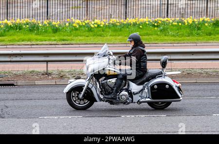 Une moto indienne américaine 111 voyageant le long de la route à deux voies Kingsway West à Dundee, en Écosse Banque D'Images