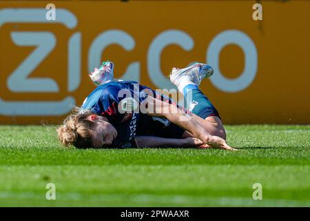 Amsterdam, pays-Bas. 29th avril 2023. AMSTERDAM, PAYS-BAS - AVRIL 29 : Elena Dhont du FC Twente blessée lors du match des femmes Azerion Eredivisiie entre Ajax et le FC Twente au Sportpark de Toekomst sur 29 avril 2023 à Amsterdam, pays-Bas (photo de Patrick Goosen/Orange Pictures) crédit : Orange pics BV/Alay Live News Banque D'Images