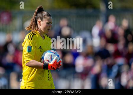 Amsterdam, pays-Bas. 29th avril 2023. AMSTERDAM, PAYS-BAS - AVRIL 29: Le gardien de but Lize Kop d'Ajax regarde pendant le match des femmes Azerion Eredivisiie entre Ajax et FC Twente au Sportpark de Toekomst sur 29 avril 2023 à Amsterdam, pays-Bas (photo de Patrick Goosen/Orange Pictures) crédit: Orange pics BV/Alay Live News Banque D'Images