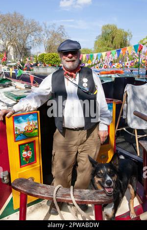 Londres, Royaume-Uni. 29th avril 2023. Lors de la cavalcade de Canalway 40th annuelle dans la petite Venise de Londres, Eric Naylor et son chien Rolo ont présenté son bateau Cherie à la compétition de bateau la mieux décorée. Des événements familiaux et diverses compétitions entre propriétaires de bateaux ont lieu tout au long du week-end des vacances en banque. Credit: Anna Watson/Alay Live News Banque D'Images