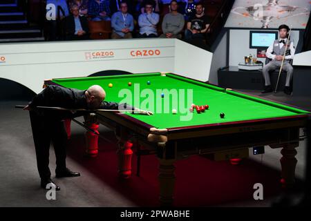 Luca Brecel en action contre si Jiahui (à droite) le 15 e jour du Championnat du monde de Snooker de Cazoo au Crucible Theatre, Sheffield. Date de la photo: Samedi 29 avril 2023. Banque D'Images