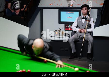 Luca Brecel en action contre si Jiahui (à droite) le 15 e jour du Championnat du monde de Snooker de Cazoo au Crucible Theatre, Sheffield. Date de la photo: Samedi 29 avril 2023. Banque D'Images