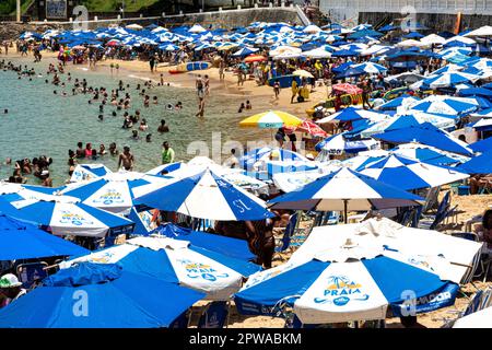 Salvador, Bahia, Brésil - 14 janvier 2022: Des centaines de personnes et de touristes se baignant et se bronzer sur la plage de Porto da Barra, à Salvador, Bahia. Banque D'Images