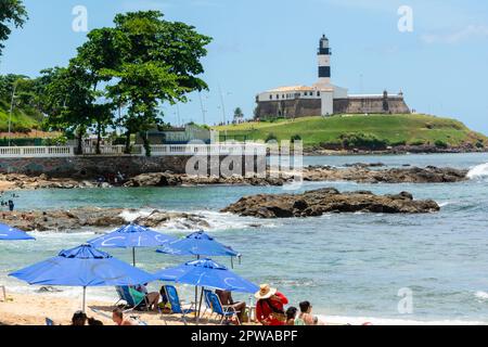 Salvador, Bahia, Brésil - 14 janvier 2022: Phare de Barra vu de loin. Carte postale de la ville de Salvador, Bahia. Banque D'Images