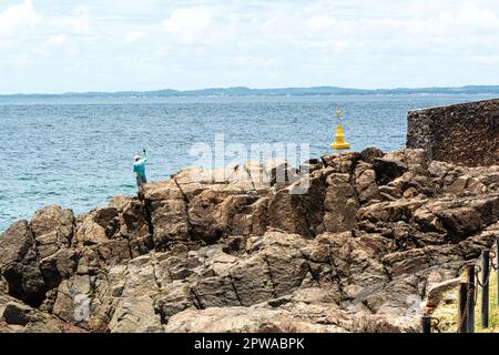 Salvador, Bahia, Brésil - 14 janvier 2022 : rochers à Praia do Porto da Barra par une belle journée d'été. Salvador, Bahia. Banque D'Images