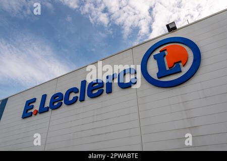 Signe commercial et logo d'un magasin E.Leclerc (alias Leclerc), un groupe coopératif et une chaîne d'hypermarchés d'origine française Banque D'Images