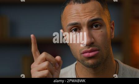 Afro-américain latino propriétaire d'une maison d'âge moyen 30s homme debout à l'intérieur secouer index doigt de mise en garde de geste sérieux homme avertissement avertissement avertissement méfiance Banque D'Images