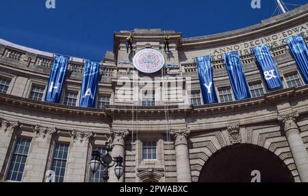 Londres, Royaume-Uni. 29th avril 2023. Les travailleurs installent un énorme emblème de couronnement sur l'arche de l'Amirauté dans le centre commercial, devant le couronnement du roi Charles III, qui a lieu sur 6 mai. Credit: Vuk Valcic/Alamy Live News Banque D'Images