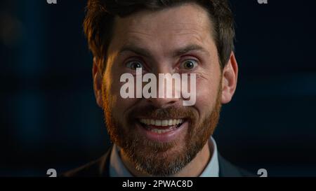 Portrait surpris choqué adulte caucasien barbu homme d'affaires d'âge moyen 40s homme heureux employé Manager travailleur stand dans le bureau de soirée se réjouir bon Banque D'Images