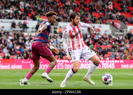 Stoke on Trent, Royaume-Uni. 26th avril 2023. Ben Pearson #22 de Stoke City sur l'attaque pendant le match de championnat de Sky Bet Stoke City vs Queens Park Rangers au Bet365 Stadium, Stoke-on-Trent, Royaume-Uni, 29th avril 2023 (photo de Ben Roberts/News Images) à Stoke-on-Trent, Royaume-Uni le 4/26/2023. (Photo de Ben Roberts/News Images/Sipa USA) crédit: SIPA USA/Alay Live News Banque D'Images