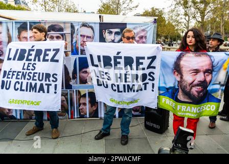 Paris, France, Greenpeace, activistes environnementaux, N.G.O. Manifestation pour libérer les militants du climat emprisonné, signes de protestation, 2013 Banque D'Images