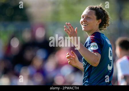 Amsterdam, pays-Bas. 29th avril 2023. AMSTERDAM, PAYS-BAS - AVRIL 29: Fenna Kalma du FC Twente riant pendant le match des femmes Azerion Eredivisie entre Ajax et FC Twente au Sportpark de Toekomst sur 29 avril 2023 à Amsterdam, pays-Bas (photo de Patrick Goosen/Orange Pictures) crédit: Orange pics BV/Alay Live News Banque D'Images