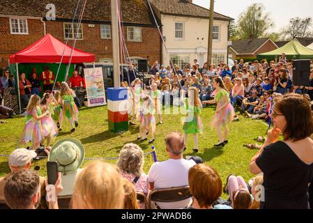 Salisbury, Wiltshire, Angleterre, Royaume-Uni, 29th avril 2023. Les températures montent en flèche dans l'après-midi sous un soleil chaud à la foire de Downton Cuckoo qui a lieu chaque année le week-end des fêtes de mai pour célébrer l'arrivée du printemps. Les filles dansent le maypole sur le green. Crédit : Paul Biggins/Alamy Live News Banque D'Images