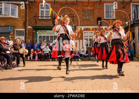 Salisbury, Wiltshire, Angleterre, Royaume-Uni, 29th avril 2023. Les températures montent en flèche dans l'après-midi sous un soleil chaud à la foire de Downton Cuckoo qui a lieu chaque année le week-end des fêtes de mai pour célébrer l'arrivée du printemps. Un groupe de dancing Morris travaille dur dans la chaleur. Crédit : Paul Biggins/Alamy Live News Banque D'Images