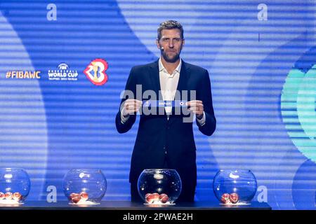 Quezon City, Philippines. 29th avril 2023. Dirk Nowitzki, ancien joueur de basket-ball allemand, tient le slip du Japon lors de la cérémonie de tirage de la coupe du monde de basket-ball 2023 de la FIBA à Quezon City, aux Philippines, au 29 avril 2023. Crédit: Rouelle Umali/Xinhua/Alamy Live News Banque D'Images