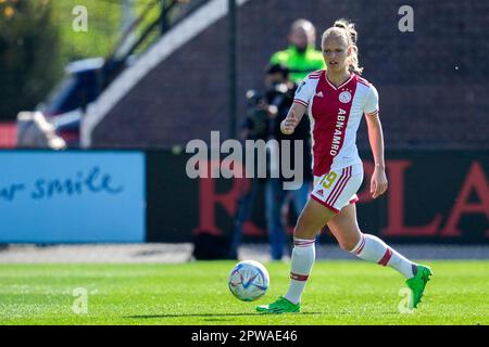 Amsterdam, pays-Bas. 29th avril 2023. AMSTERDAM, PAYS-BAS - AVRIL 29: Le petit Hoekstra d'Ajax court avec le ballon pendant le match des femmes Azerion Eredivisie entre Ajax et FC Twente au Sportpark de Toekomst sur 29 avril 2023 à Amsterdam, pays-Bas (photo de Patrick Goosen/Orange Pictures) crédit: Orange pics BV/Alay Live News Banque D'Images