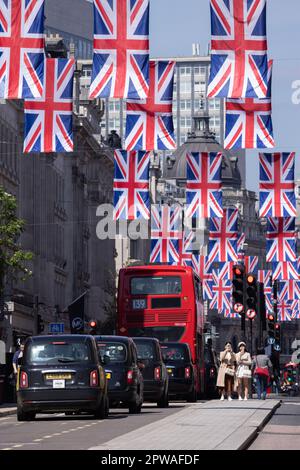 Les drapeaux Union Jack pendent le long de Regent Street devant le King Charles III Coronation sur 6 mai 2023, Londres, Royaume-Uni Banque D'Images