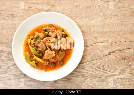tranche de porc épicée et sautée avec curry d'aubergine plaque Banque D'Images