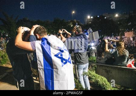 Jérusalem, Israël. 27th avril 2023. Les partisans de la réforme se couvrent les uns les autres tandis qu'ils se bénissent les uns les autres lors d'une manifestation en faveur des réformes. Plus de 200 000 personnes ont manifesté en faveur des gouvernements israéliens et c'est une révision juridique controversée devant la Knesset, Jérusalem. (Credit image: © Matan Golan/SOPA Images via ZUMA Press Wire) USAGE ÉDITORIAL SEULEMENT! Non destiné À un usage commercial ! Banque D'Images