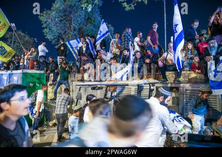 Jérusalem, Israël. 27th avril 2023. Les partisans de la réforme s’en vont à la foule lors d’une manifestation en faveur des réformes. Plus de 200 000 personnes ont manifesté en faveur des gouvernements israéliens et c'est une révision juridique controversée devant la Knesset, Jérusalem. (Credit image: © Matan Golan/SOPA Images via ZUMA Press Wire) USAGE ÉDITORIAL SEULEMENT! Non destiné À un usage commercial ! Banque D'Images
