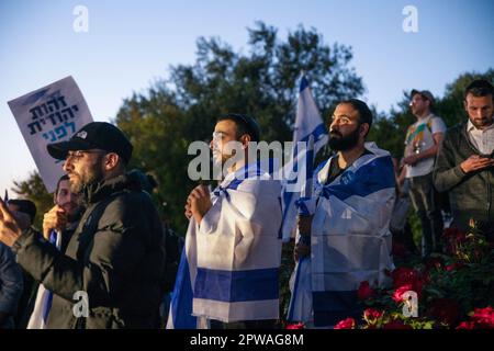 Jérusalem, Israël. 27th avril 2023. Les partisans de la réforme enveloppés de drapeaux israéliens regardent pendant une manifestation en faveur des réformes. Plus de 200 000 personnes ont manifesté en faveur des gouvernements israéliens et c'est une révision juridique controversée devant la Knesset, Jérusalem. (Credit image: © Matan Golan/SOPA Images via ZUMA Press Wire) USAGE ÉDITORIAL SEULEMENT! Non destiné À un usage commercial ! Banque D'Images