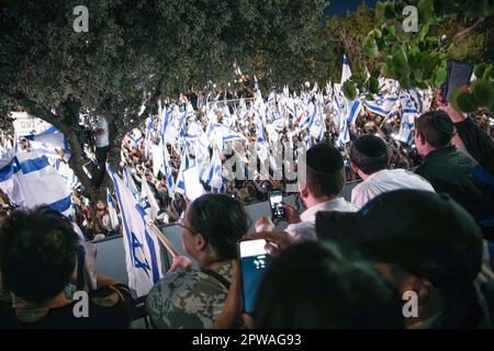 Jérusalem, Israël. 27th avril 2023. Les jeunes partisans de la réforme regardent la foule au cours d'une manifestation en faveur des réformes. Plus de 200 000 personnes ont manifesté en faveur des gouvernements israéliens et c'est une révision juridique controversée devant la Knesset, Jérusalem. (Credit image: © Matan Golan/SOPA Images via ZUMA Press Wire) USAGE ÉDITORIAL SEULEMENT! Non destiné À un usage commercial ! Banque D'Images