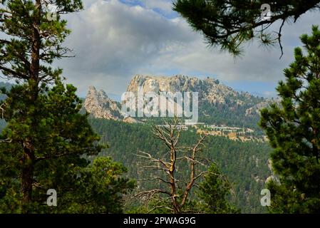Le mont Rushmore, avec ses visages présidentiels célèbres, est vu de plusieurs kilomètres de là, entouré de pins Banque D'Images