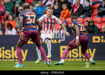 29th avril 2023 ; Bet365 Stadium, Stoke, Staffordshire, Angleterre ; EFL Championship football, Stoke City versus Queens Park Rangers; Josh Tymon de Stoke City cherche à traverser le ballon Banque D'Images