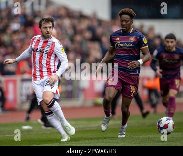 29th avril 2023 ; Bet365 Stadium, Stoke, Staffordshire, Angleterre ; EFL Championship football, Stoke City versus Queens Park Rangers ; Ben Pearson de Stoke City traverse le ballon Banque D'Images