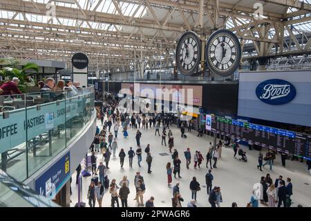 Waterloo, Londres, Royaume-Uni. 29th avril 2023. C'était une journée trépidante à la gare de Waterloo sur les lignes de chemin de fer du Sud-Ouest, alors que des milliers de personnes se rendaient à Londres pour le week-end des vacances de May Bank. D'autres grèves ferroviaires ont été annouquées en mai dans le cadre d'un conflit permanent sur la rémunération et les conditions de travail. Crédit : Maureen McLean/Alay Live News Banque D'Images